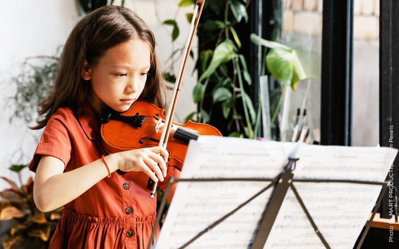 criança tocando violino