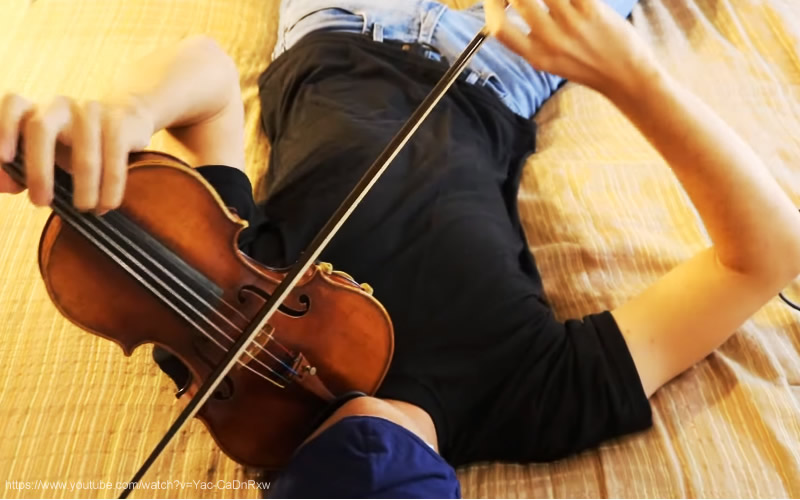 tocar violino deitado